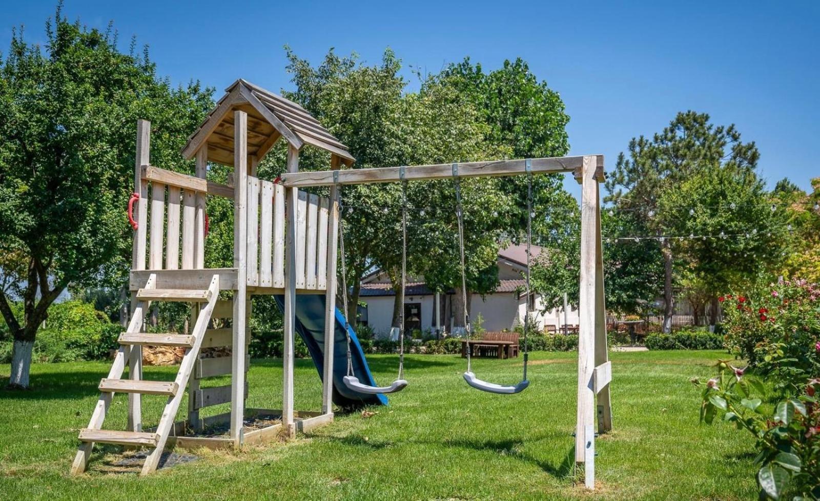 Domeniile Clos Des Colombes Douazeci si Trei August Bagian luar foto